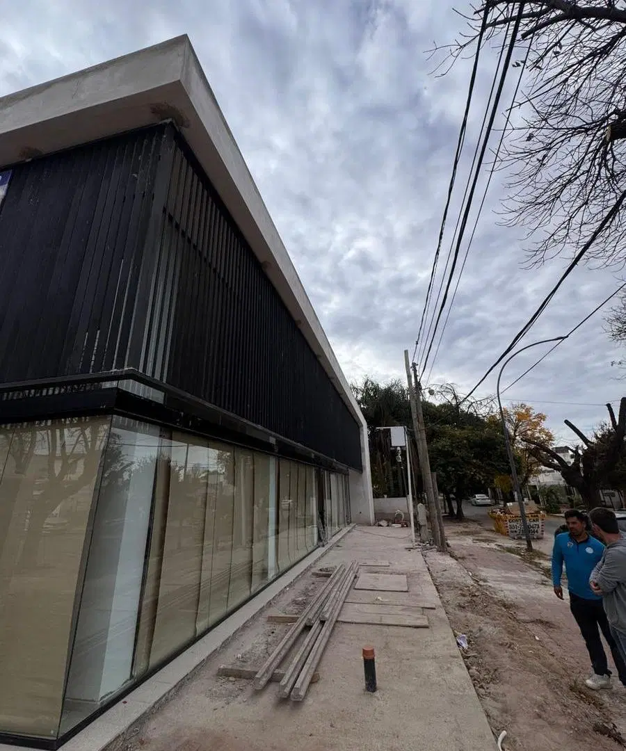 Local en Barrio Jardin calle TALLERES ESQUINA JOSE PATIÑO 200 metros 30 de frente 2