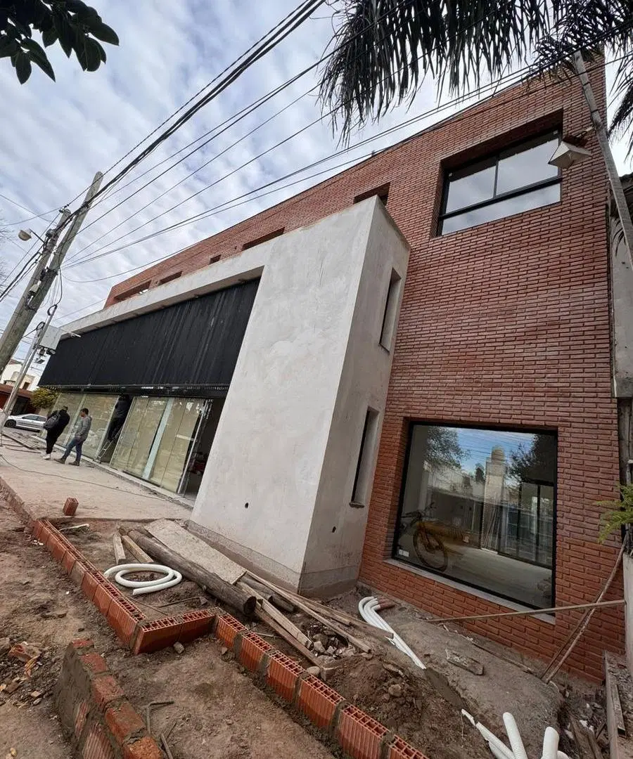 Local en Barrio Jardin calle TALLERES ESQUINA JOSE PATIÑO 200 metros 30 de frente 4
