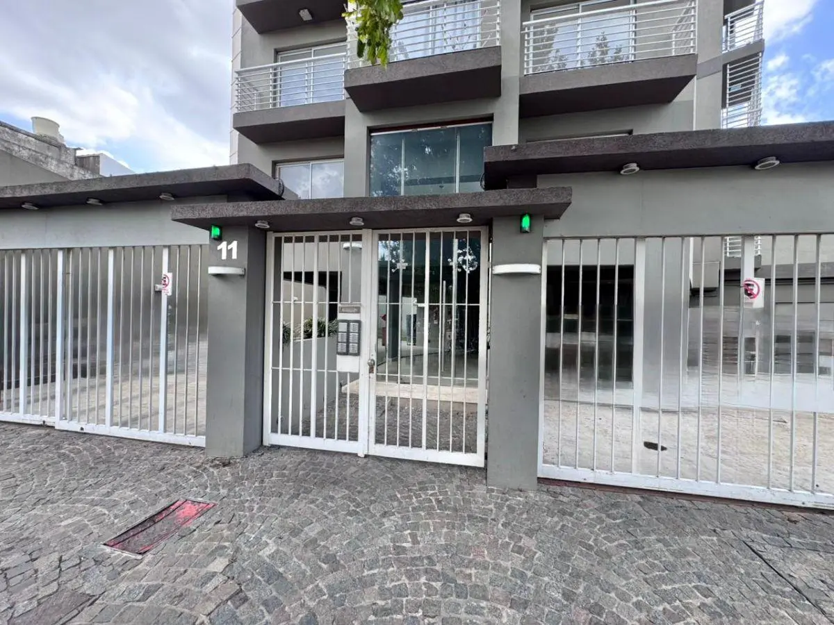 Excelente, luminoso y en Las Lomitas, 2 amb en VENTA O ALQUILER 2