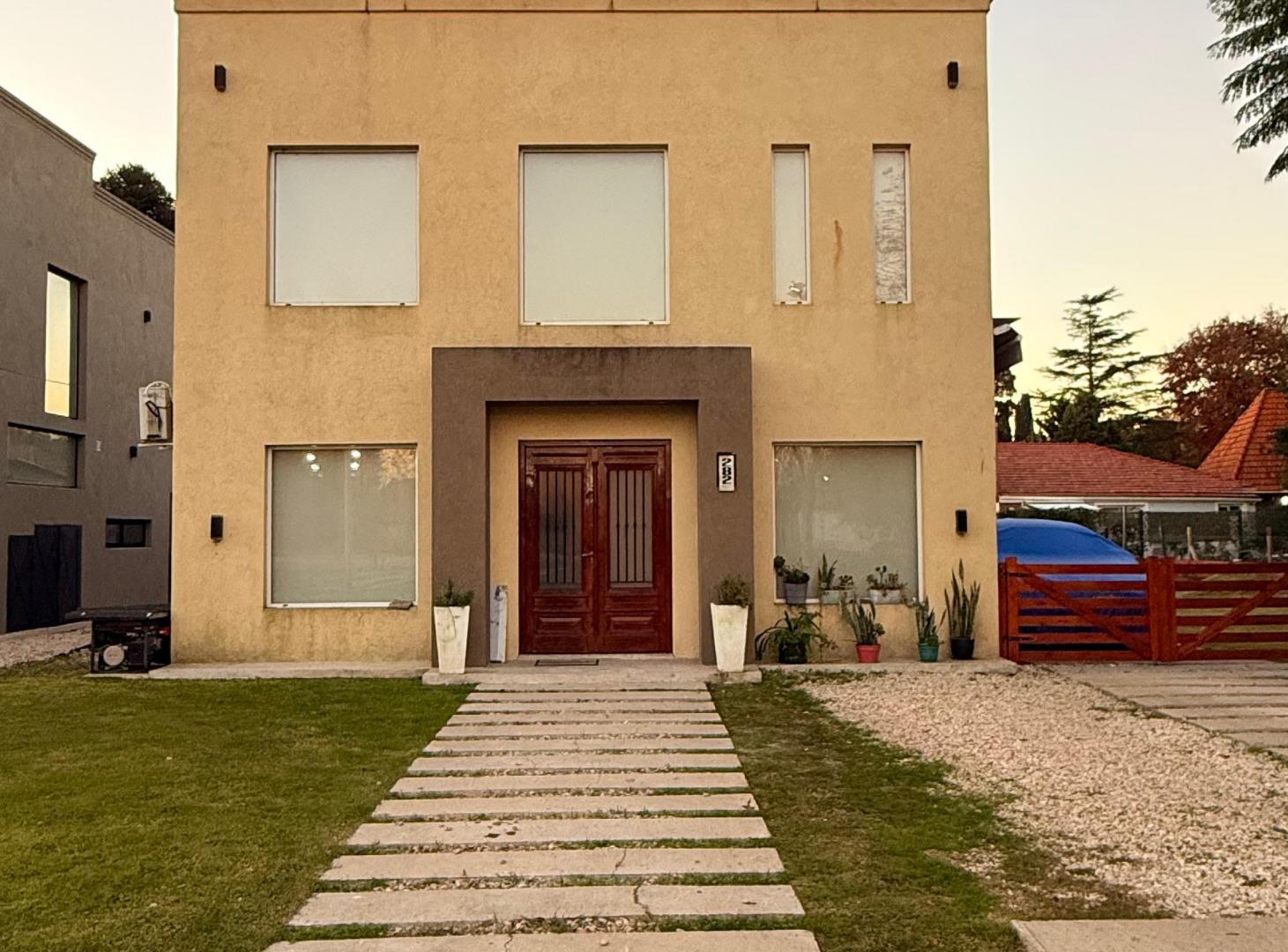 Moderna casa minimalista de 6 amb en El Pato Country Club, Berazategui