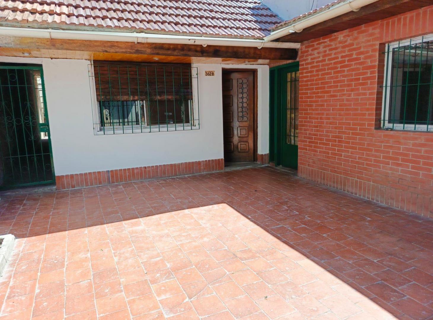 CASA 5 AMBIENTES EN 2 PLANTAS CON 2 COCHERAS Y PATIO