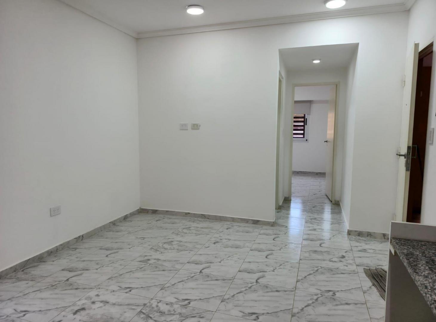 Foto de DEPARTAMENTO 2 AMBIENTES AL FRENTE CON COCHERA DESCUBIERTA, imagen 3