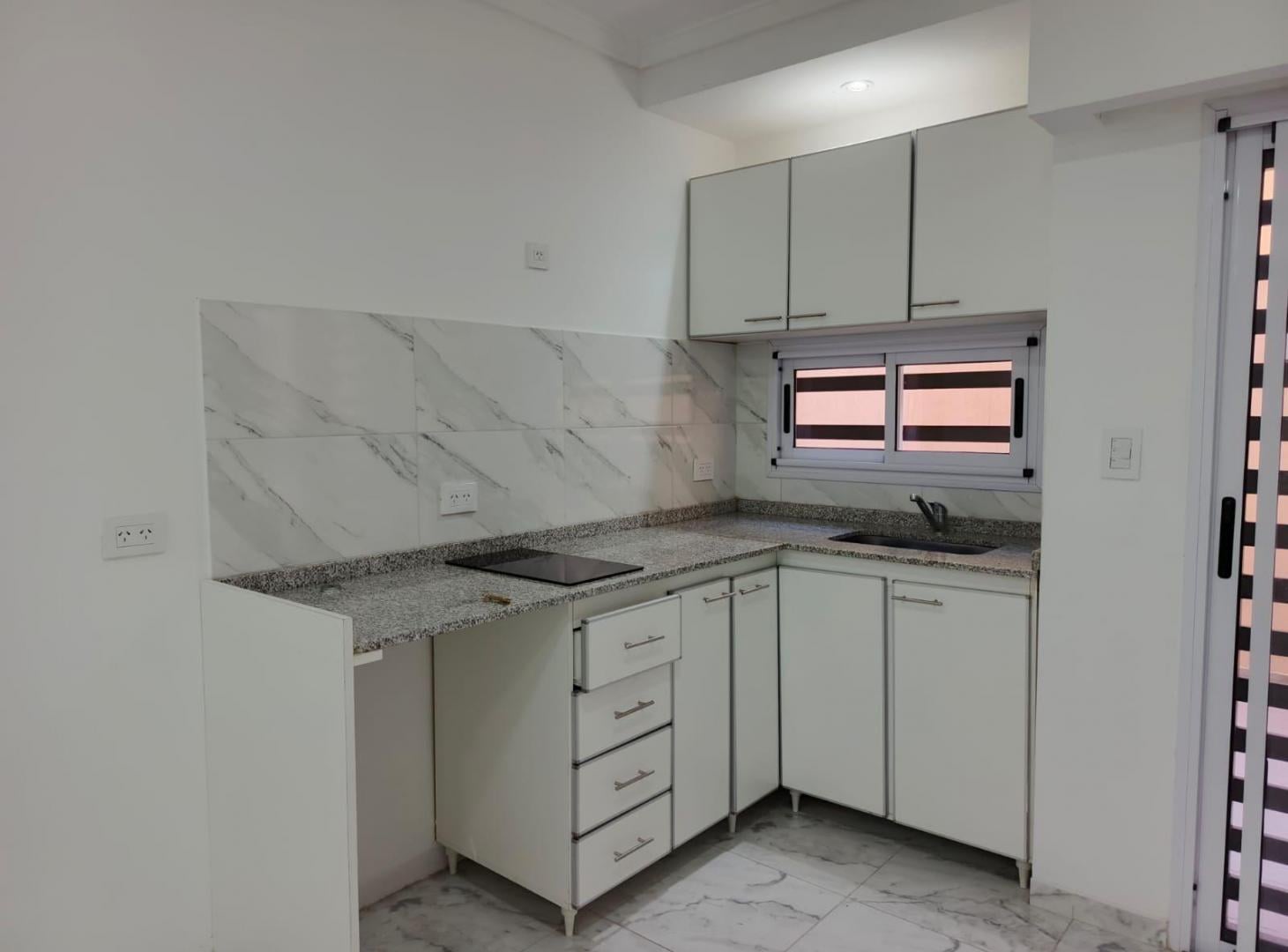 Foto de DEPARTAMENTO 2 AMBIENTES AL FRENTE CON COCHERA DESCUBIERTA, imagen 5