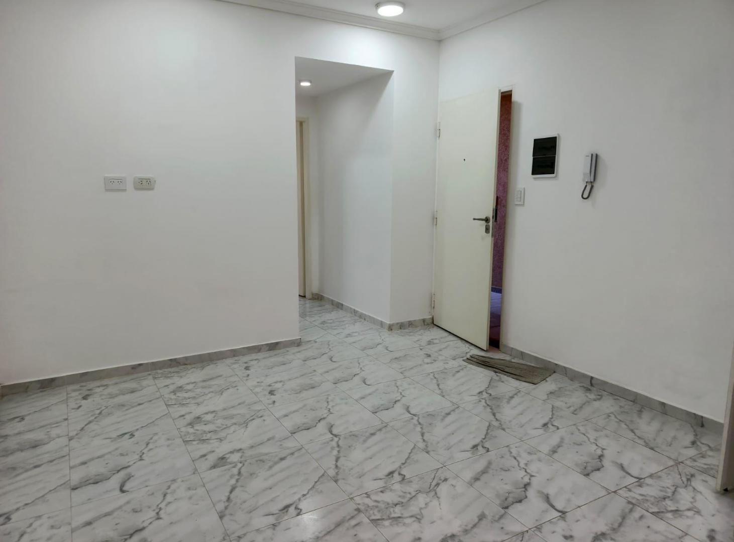 Foto de DEPARTAMENTO 2 AMBIENTES AL FRENTE CON COCHERA DESCUBIERTA, imagen 2