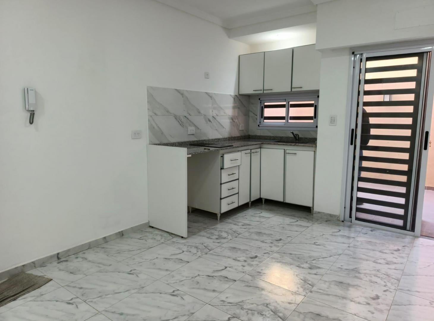 Foto de DEPARTAMENTO 2 AMBIENTES AL FRENTE CON COCHERA DESCUBIERTA, imagen 1
