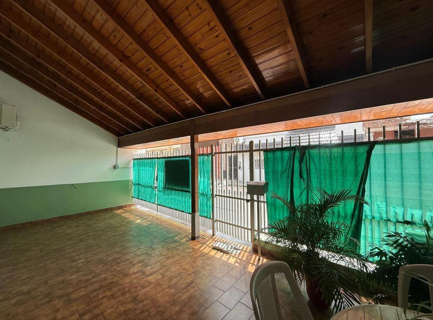 Foto de APTO CREDITO. VENTA CASA 3 AMBIENTES SOBRE LOTE PROPIO. LANUS, imagen 2