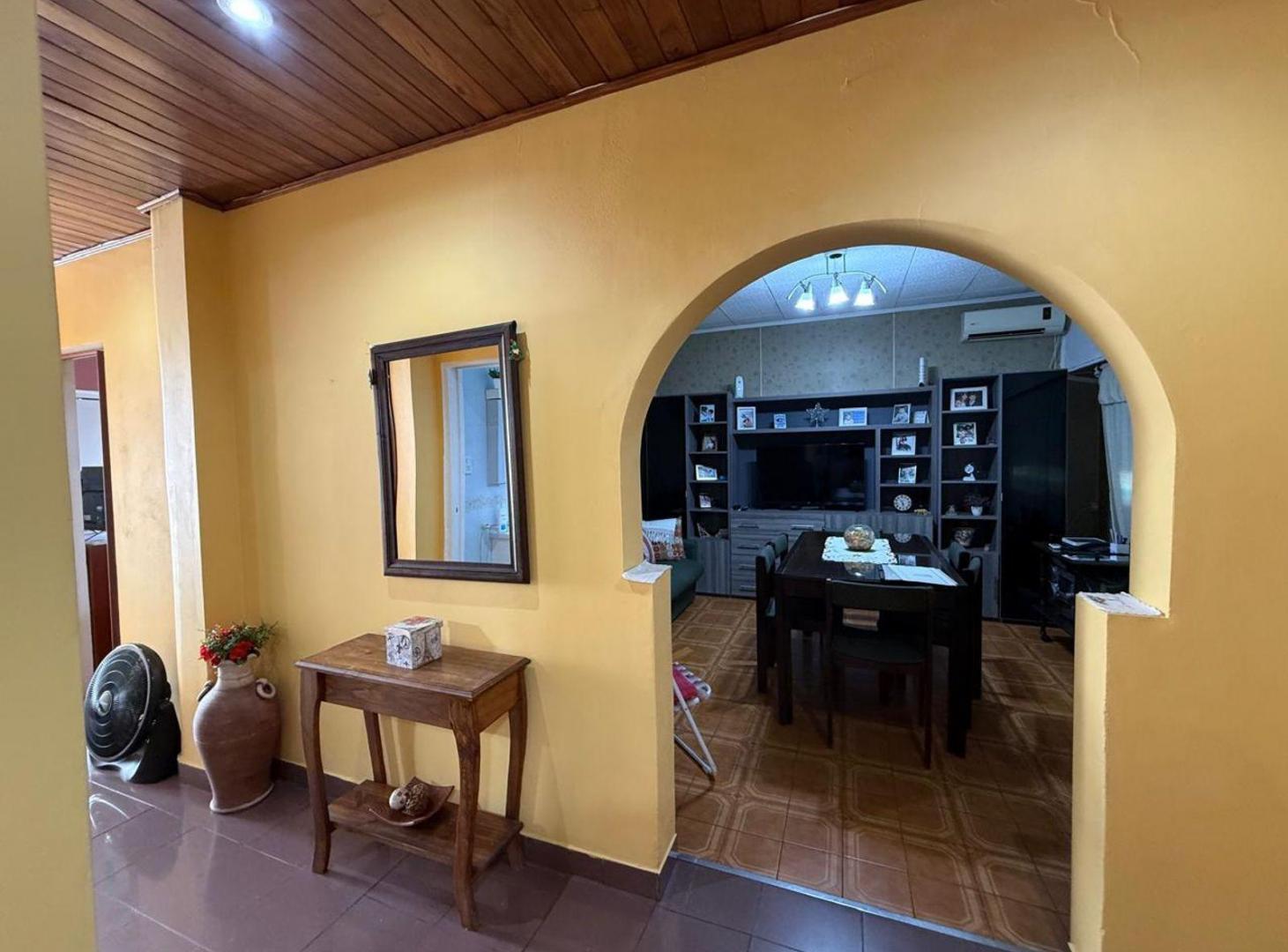 Foto de APTO CREDITO. VENTA CASA 3 AMBIENTES SOBRE LOTE PROPIO. LANUS, imagen 1