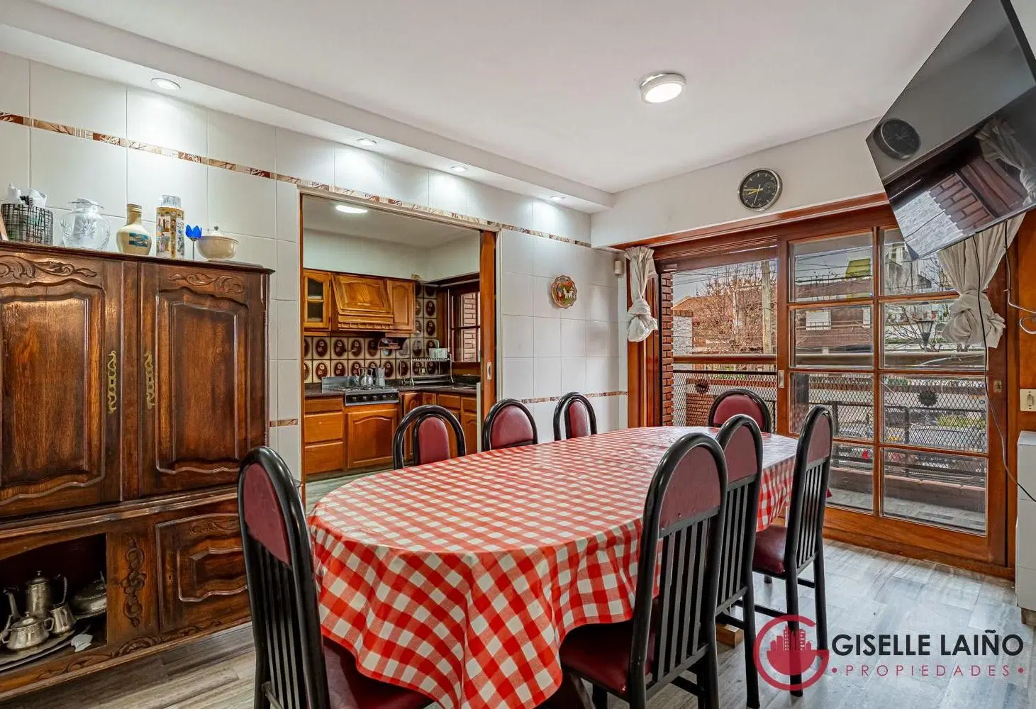 ALQUILA IMPONENTE CASA C/PILETA/QUINCHO/SAUNA/COCHERA/ASCENSOR 3