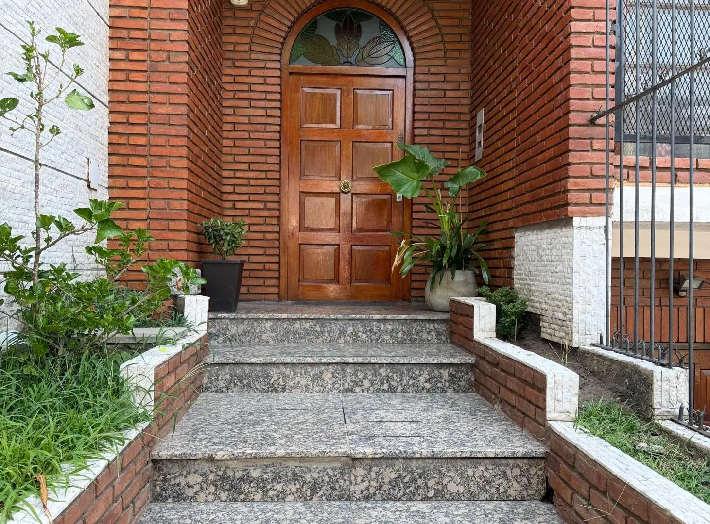 ALQUILA IMPONENTE CASA C/PILETA/QUINCHO/SAUNA/COCHERA/ASCENSOR 5