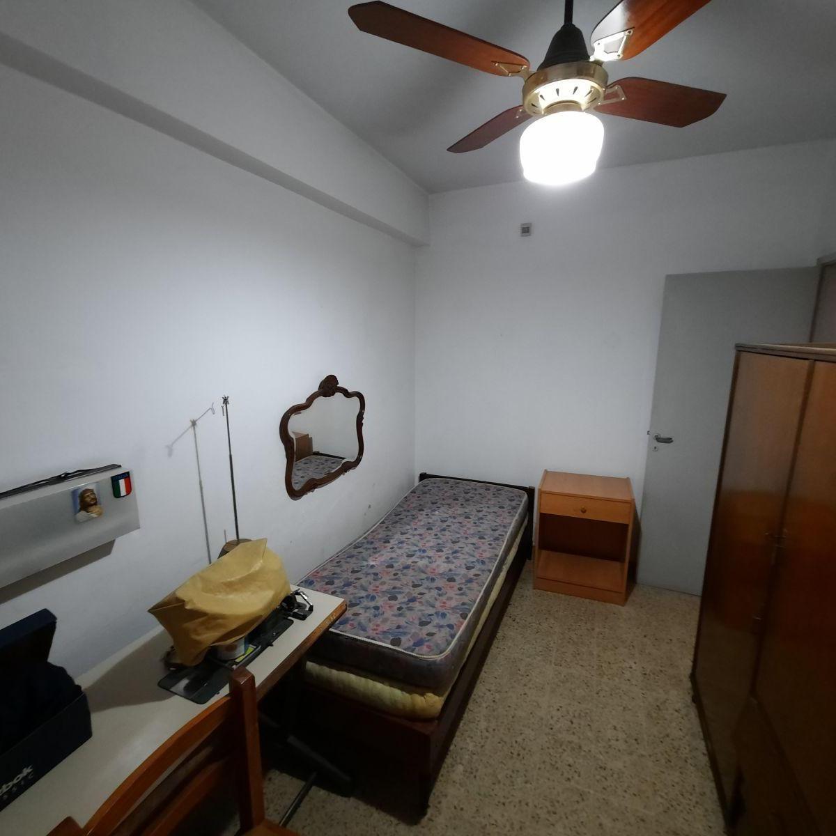 Amplia Casa Al Frente con Local o Cochera - 3 Dorm. - Patio - Venta en Zona Sur 1