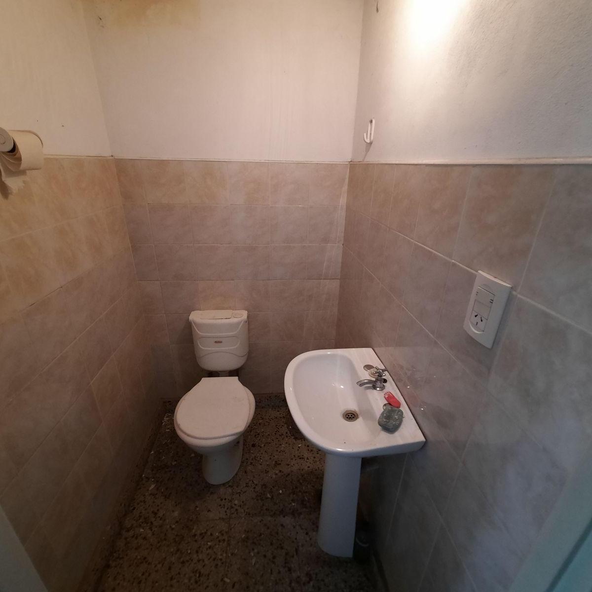 Amplia Casa Al Frente con Local o Cochera - 3 Dorm. - Patio - Venta en Zona Sur 4
