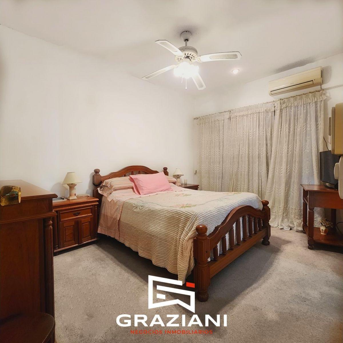 Venta - Casa de 3 Dorm. - 3 Baños y Cochera. en Esquina. Hermosa 2