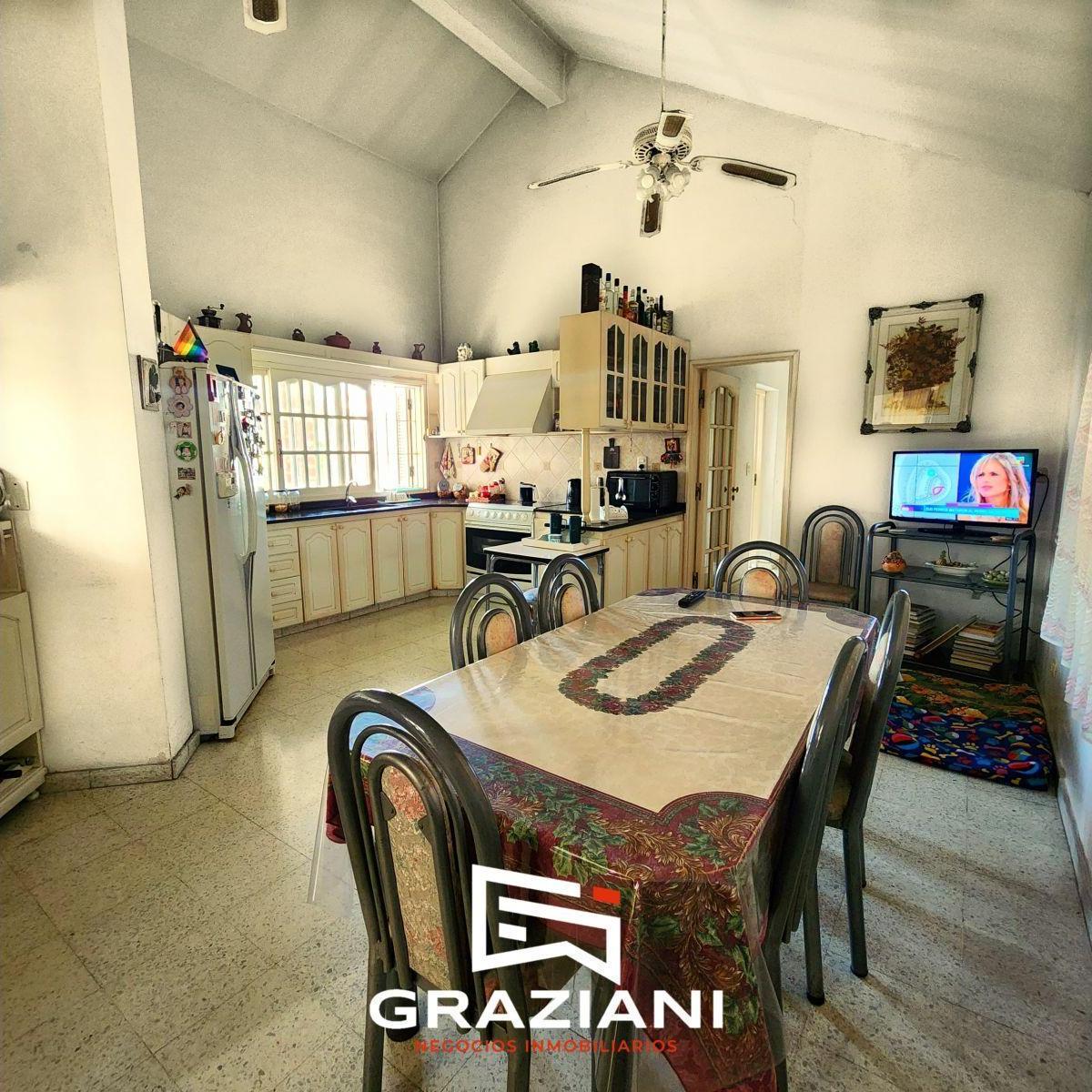 Venta - Casa de 3 Dorm. - 3 Baños y Cochera. en Esquina. Hermosa 1