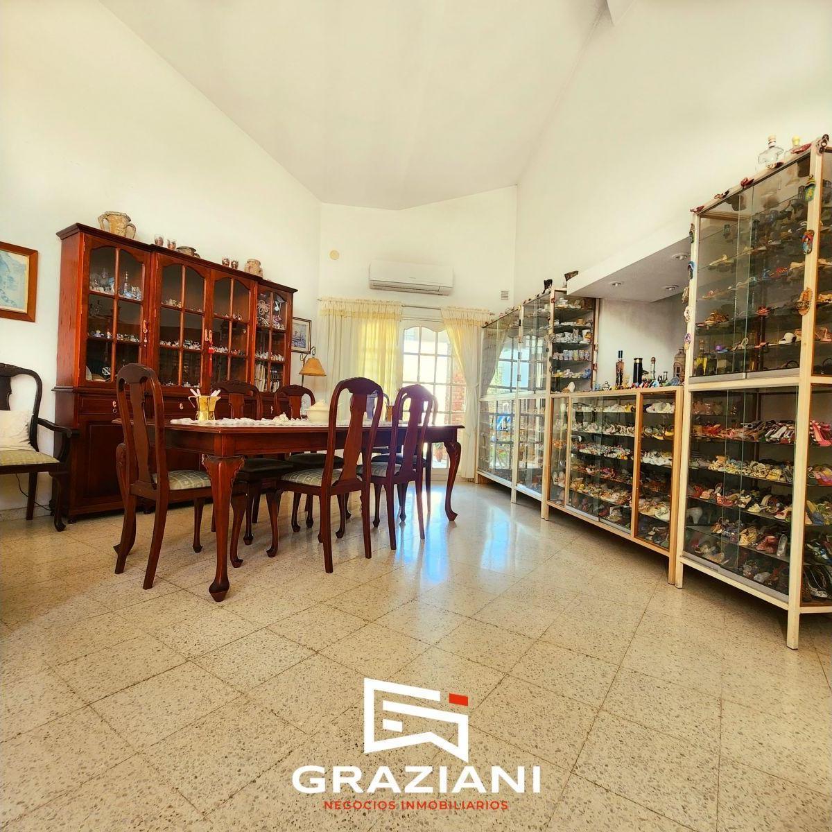 Venta - Casa de 3 Dorm. - 3 Baños y Cochera. en Esquina. Hermosa 5