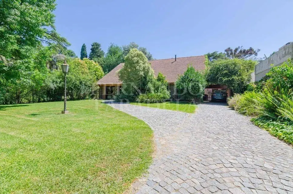 Casa en venta sobre circuito aeróbico de Parque Leloir 2