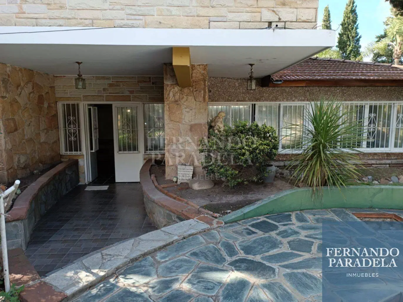 Casa con lote de 2460mts en Parque Leloir 2
