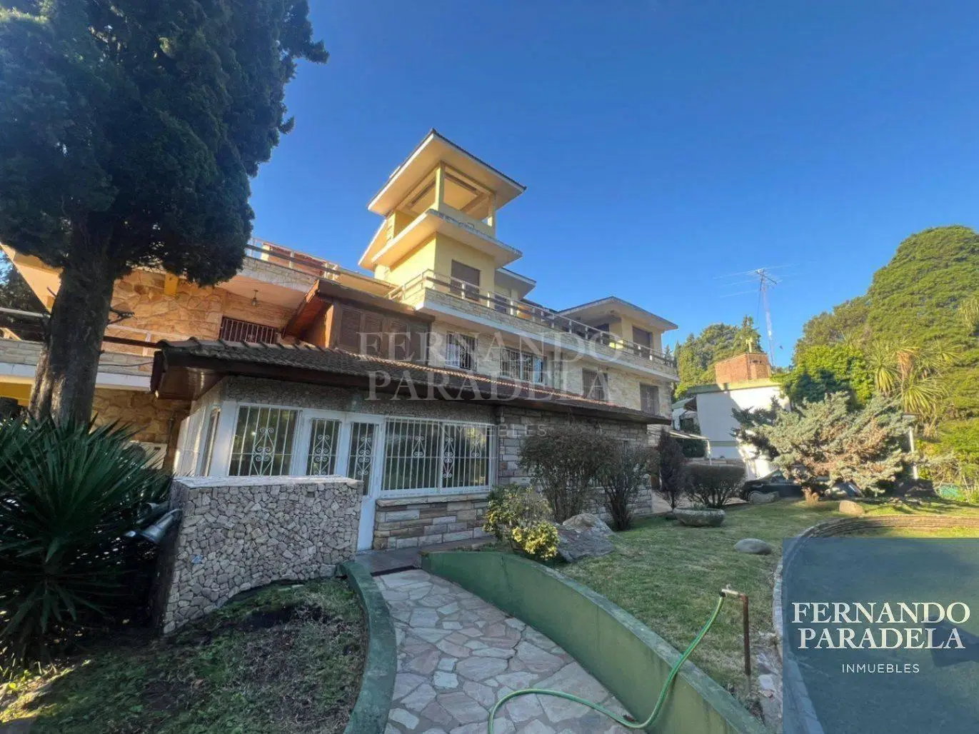 Casa con lote de 2460mts en Parque Leloir 4