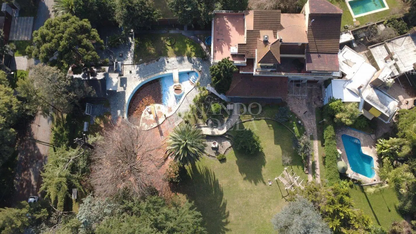 Casa con lote de 2460mts en Parque Leloir 3