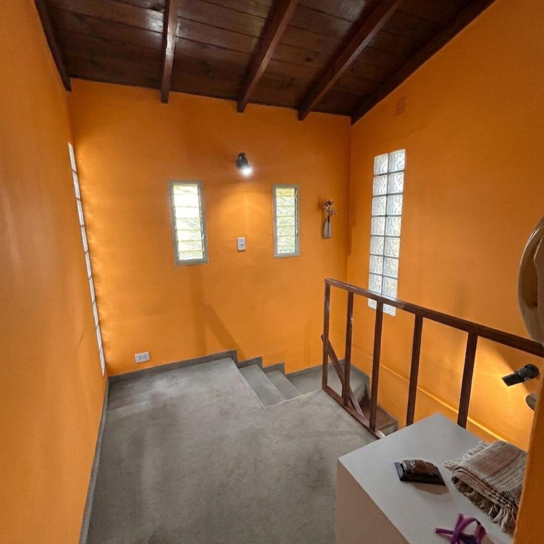 Foto de ALQUILER Casa 4 Ambientes en dos plantas - Fondo Libre verde, cochera, imagen 3