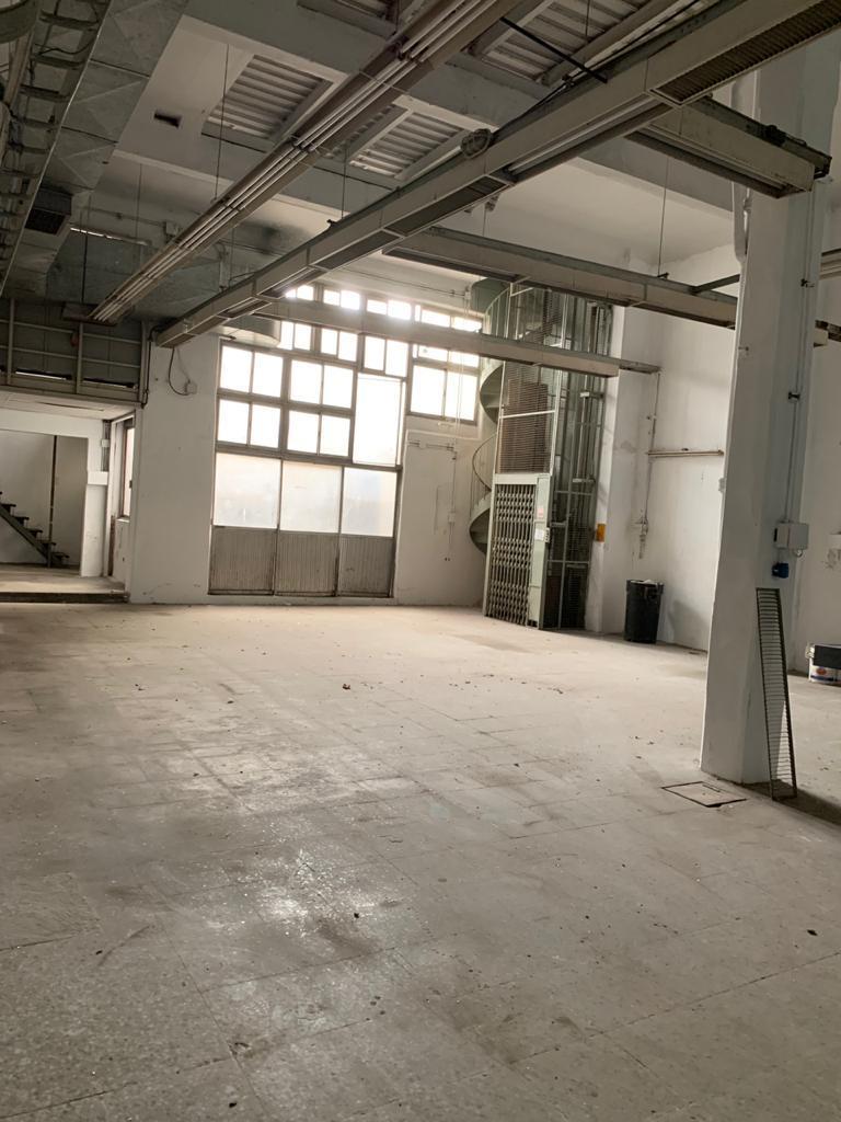 990 m² Deposito con Montacargas 4