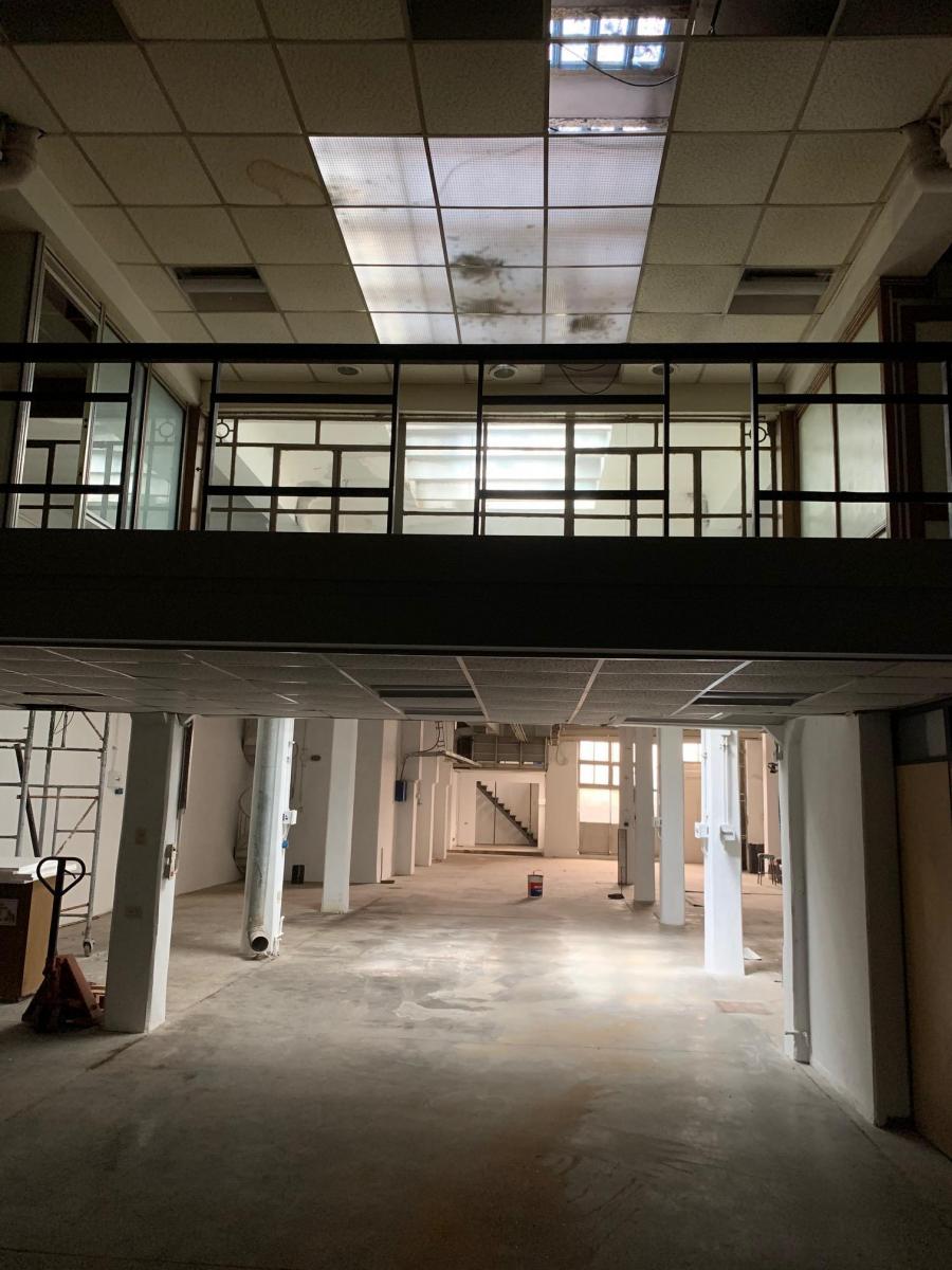 990 m² Deposito con Montacargas 2
