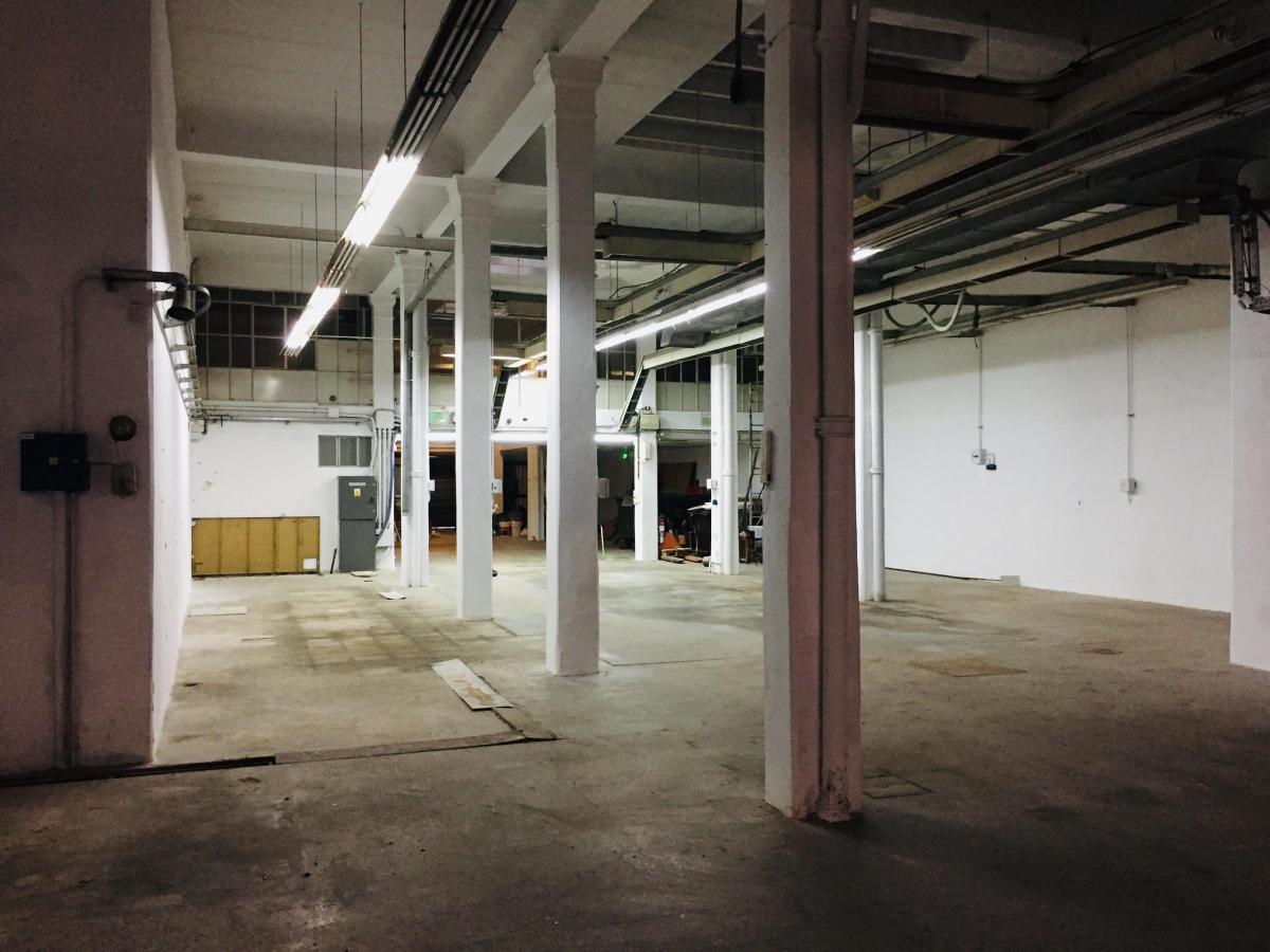 990 m² Deposito con Montacargas 1