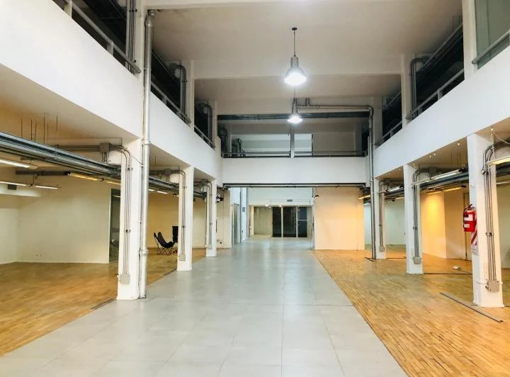 EDIFICIO DE OFICINAS HABILITADO, EN BLOCK, 1.960 M2