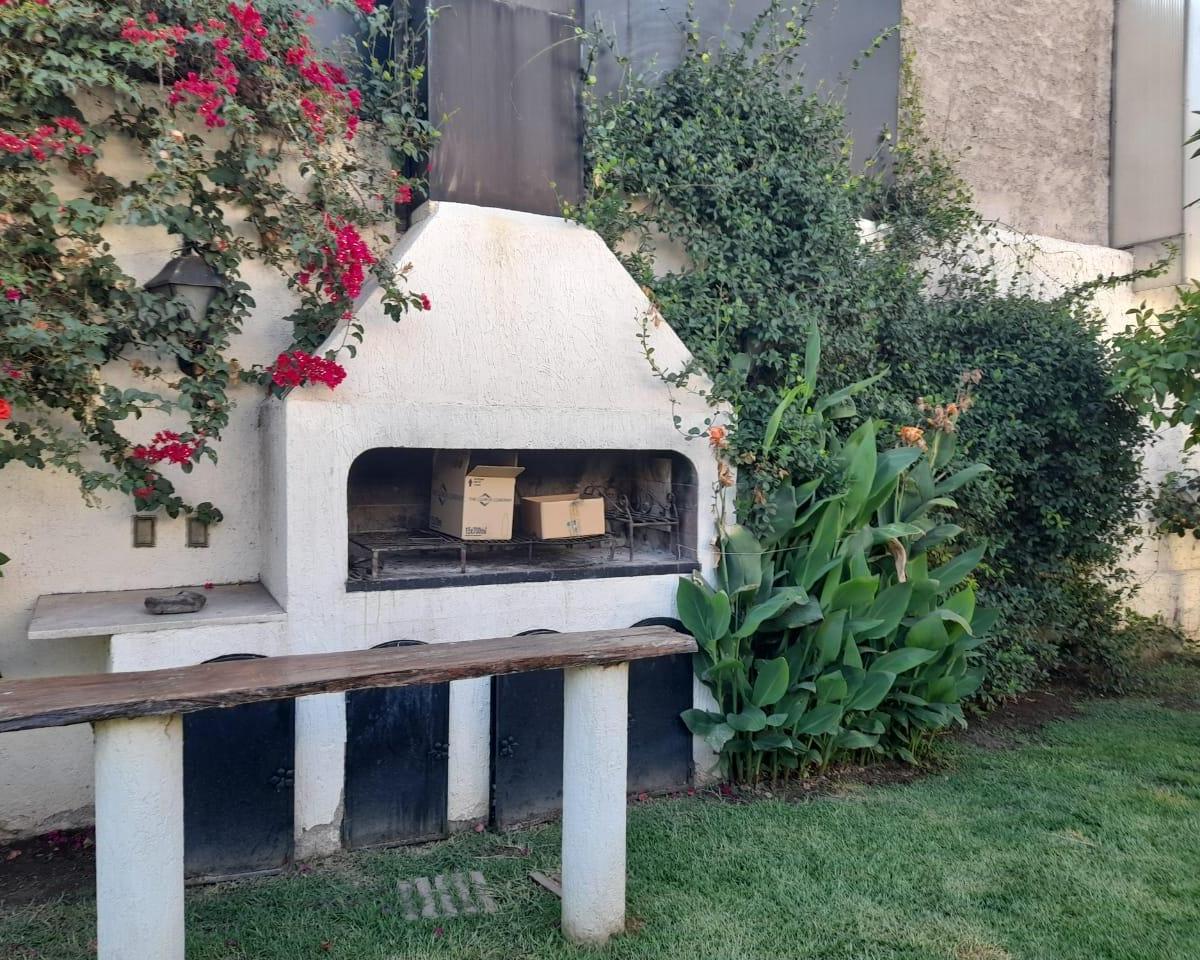 Casa 4 Dorm., 5 Baños, Cochera, Piscina y Quincho 1