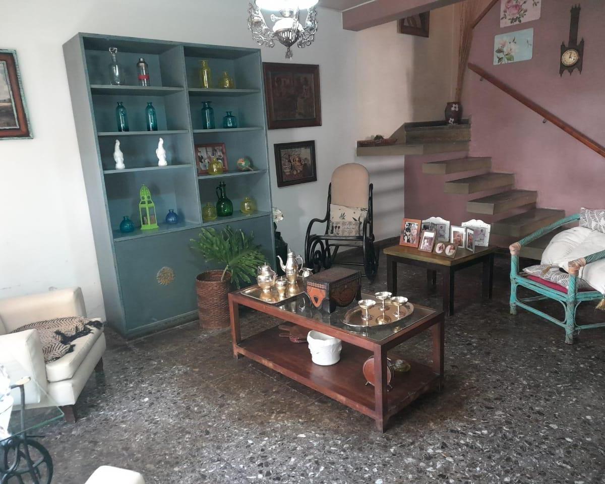 Casa de 4 Dorm., con Escritorio y Piscina 4