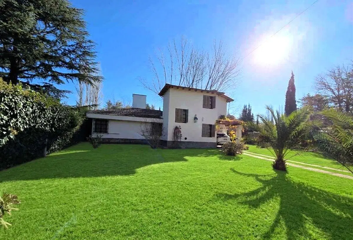 Venta Casa Categoría en pleno centro Chacras de Coria 3