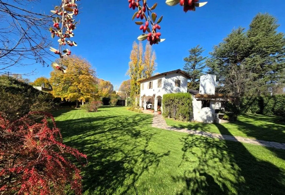 Venta Casa Categoría en pleno centro Chacras de Coria 2