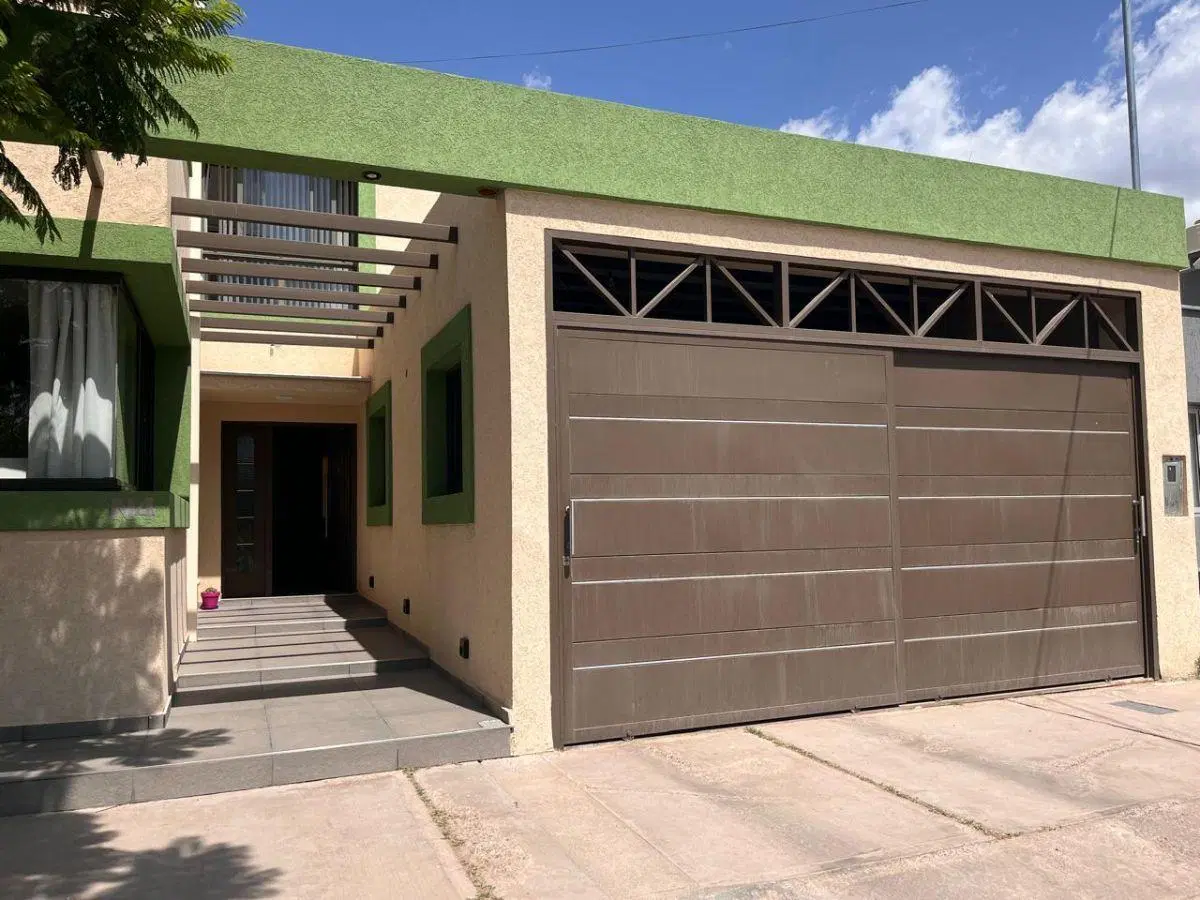 Casa de 220 m² con 4 habitaciones en venta en Vista Olivo 3