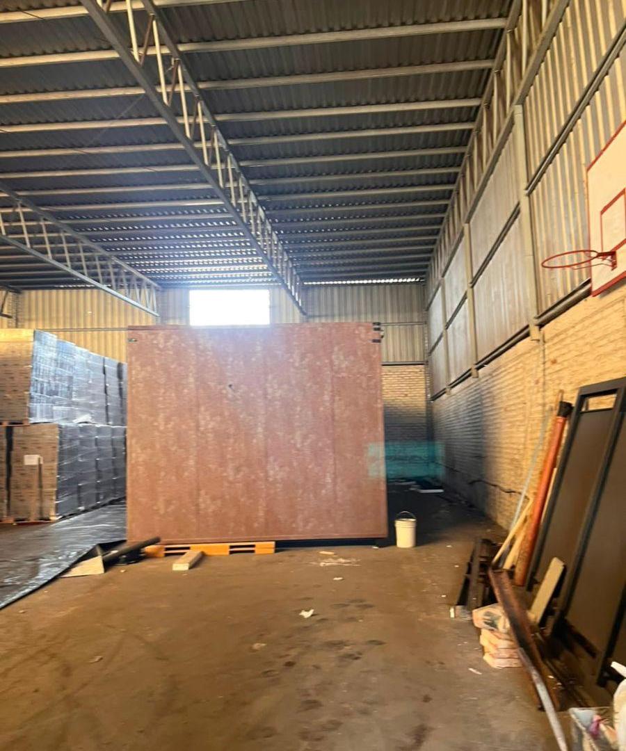 Foto de Galpon de 1000 m² en alquiler en Luzuriaga, imagen 3