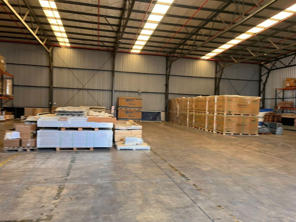 Foto de Galpon de 700 m² en alquiler en Luzuriaga, imagen 2
