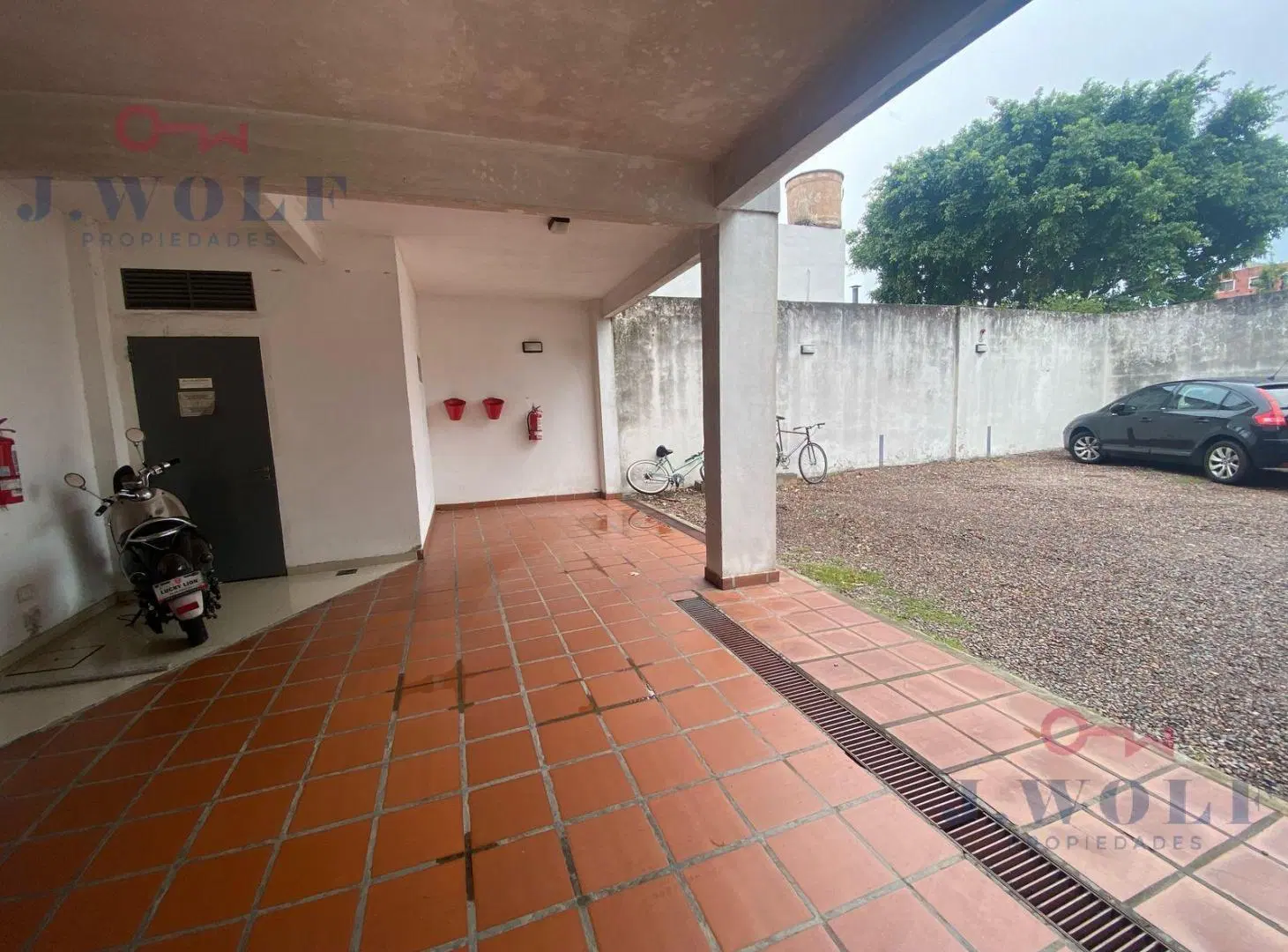Departamento de dos ambientes con balcón al frente y cochera  en San Andrés 8