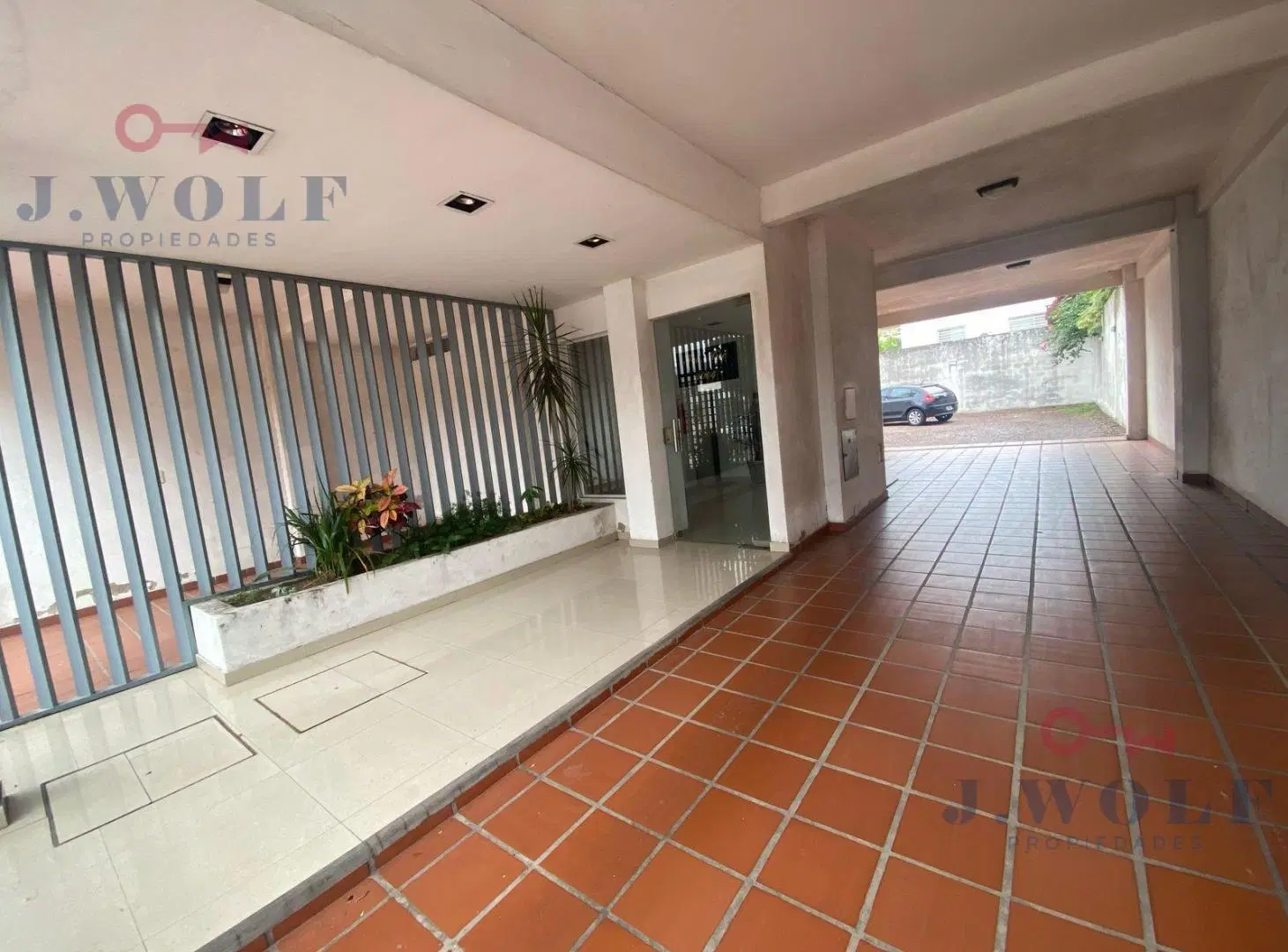 Departamento de dos ambientes con balcón al frente y cochera  en San Andrés 2