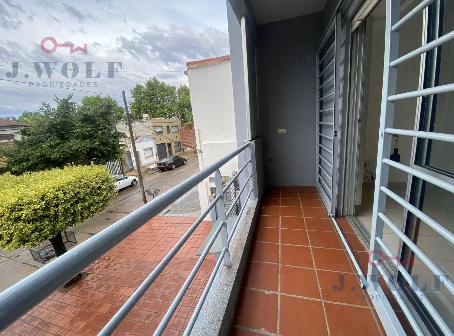 Departamento de dos ambientes con balcón al frente y cochera  en San Andrés 5
