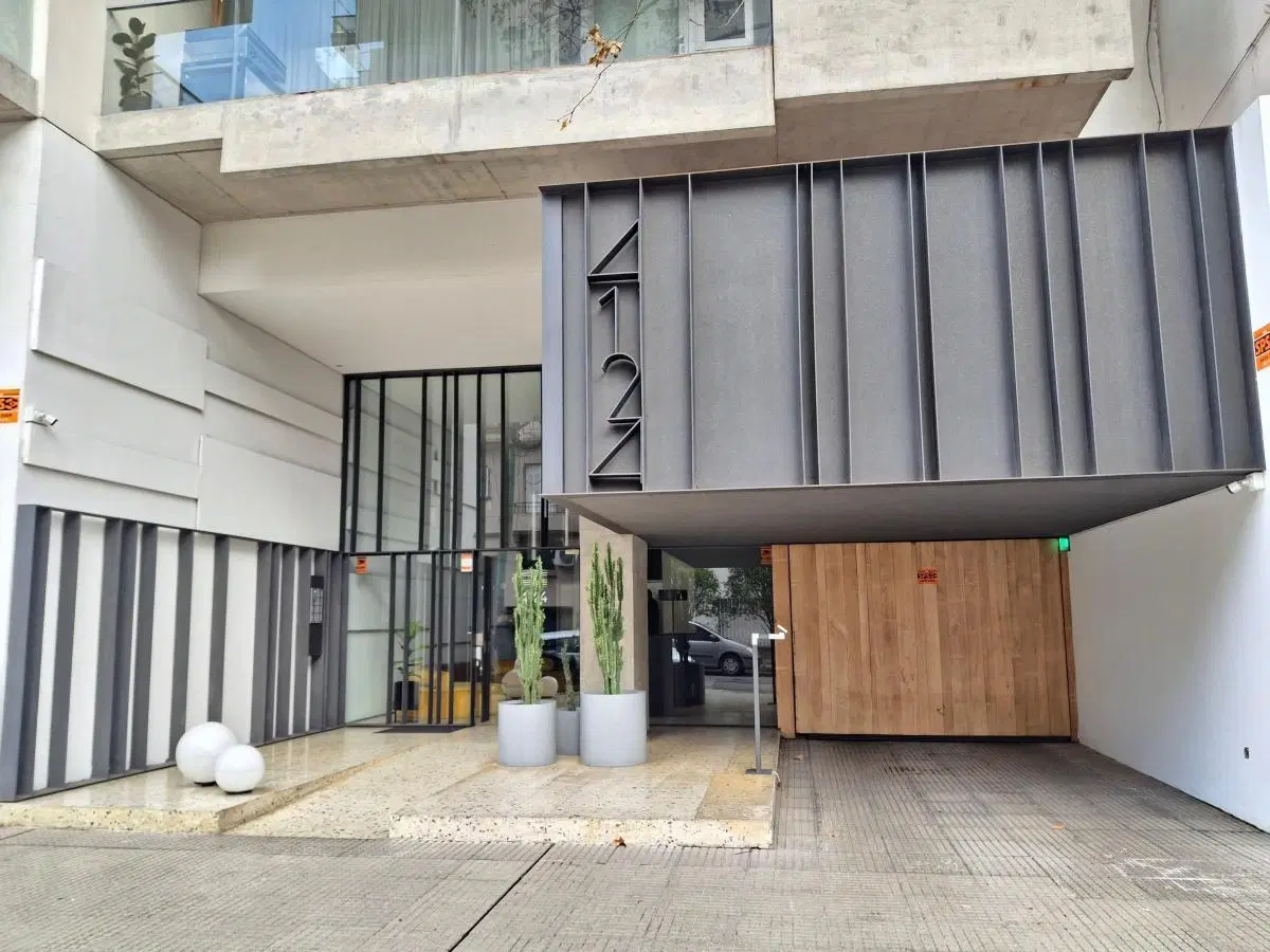 VENTA DEPARTAMENTO DUPLEX EN DEVOTO, A ESTRENAR, 4 AMBIENTES CON DEPENDENCIA 4 BALCONES, COCHERA 1