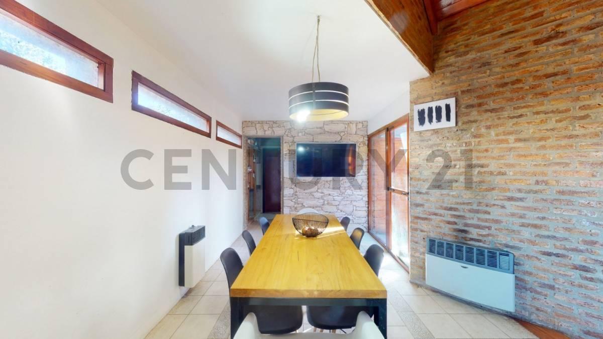 CASA DE ESTILO EN CITY BELL 456 28 Y 28 BIS CON PARQUE Y PIL