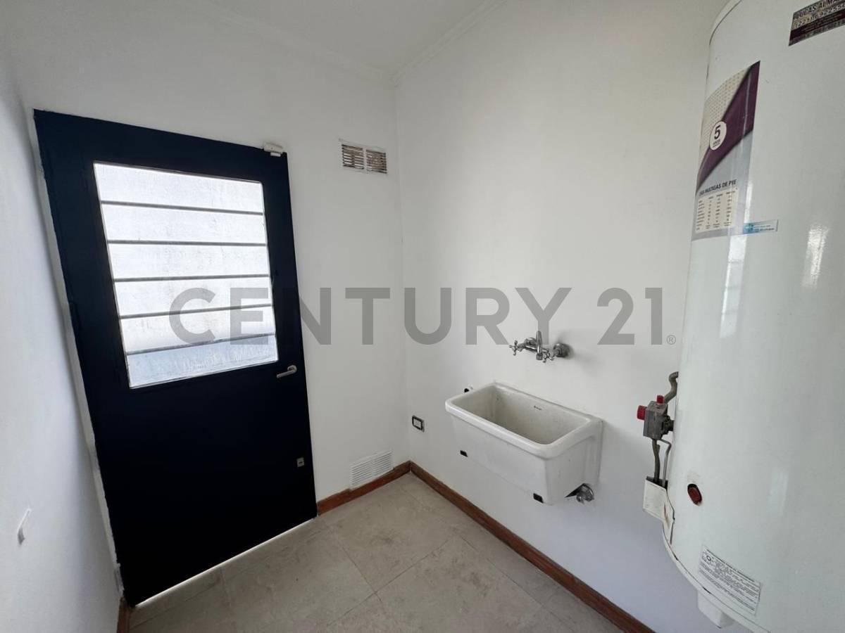 Foto de VENTA CASA DE 3 DORMITORIOS 133 Y 518, imagen 2