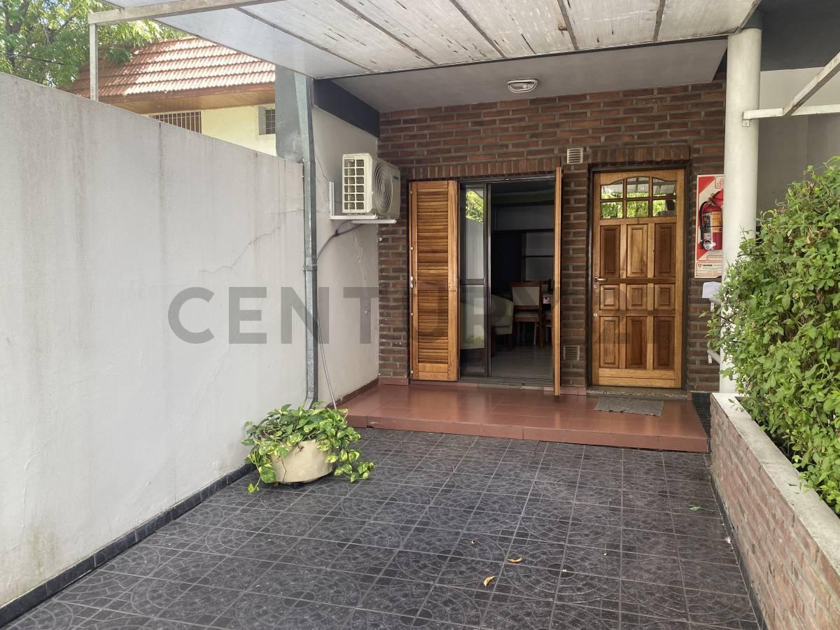 Foto de ALQUILER. 25 Y 44. DEPARTAMENTO CON COCHERA Y PATIO SOBRE LA PLAZA, imagen 2