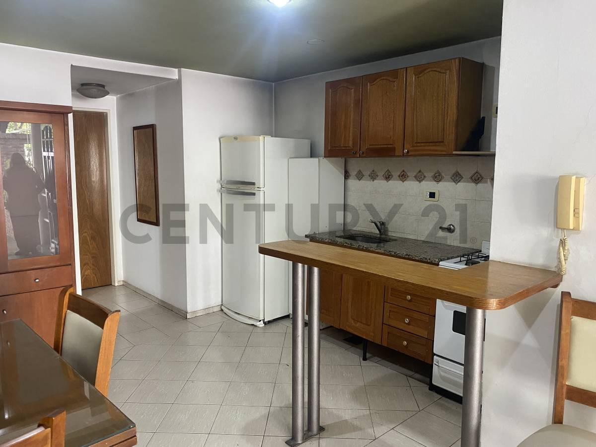 Foto de ALQUILER. 25 Y 44. DEPARTAMENTO CON COCHERA Y PATIO SOBRE LA PLAZA, imagen 5
