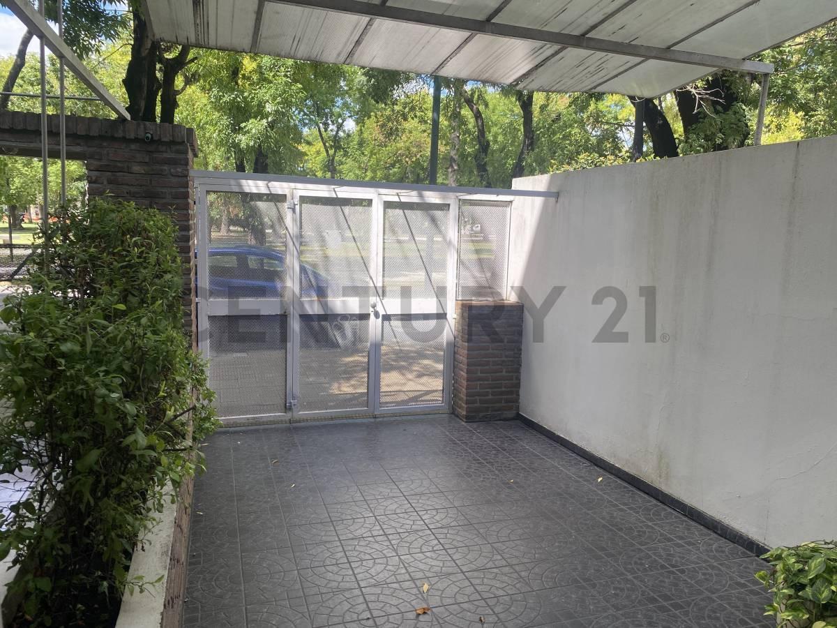 Foto de ALQUILER. 25 Y 44. DEPARTAMENTO CON COCHERA Y PATIO SOBRE LA PLAZA, imagen 3
