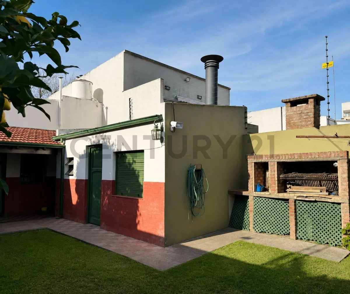 17 Y 41 - CASA A LA VENTA DE 2 DORMITORIOS Y PILETA 4