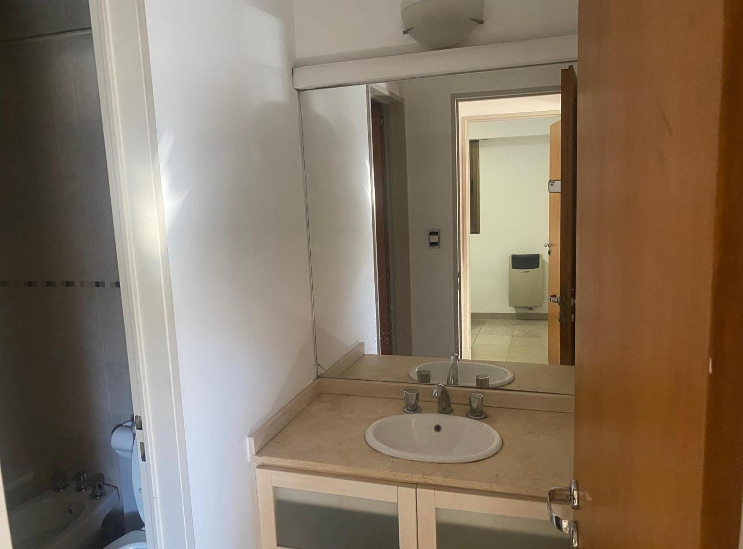 Foto de 4 Y 46 - OFICINA CON BAÑO COMPLETO, imagen 1