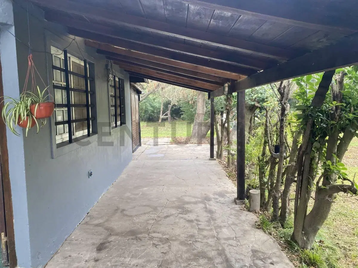 136 Y 440 - CASA EN VENTA DE  2 DORMITORIOS Y PARQUE 2