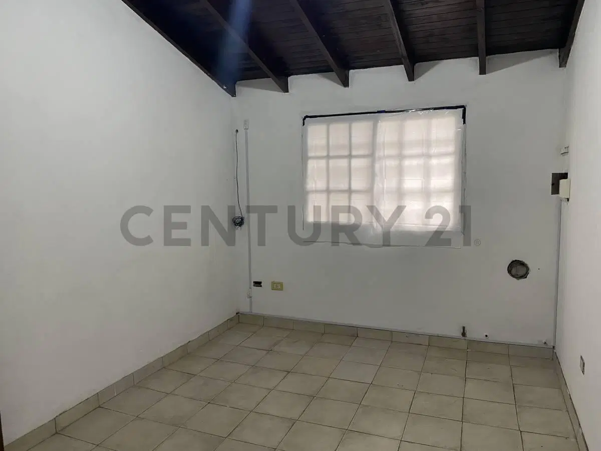 136 Y 440 - CASA EN VENTA DE  2 DORMITORIOS Y PARQUE 5