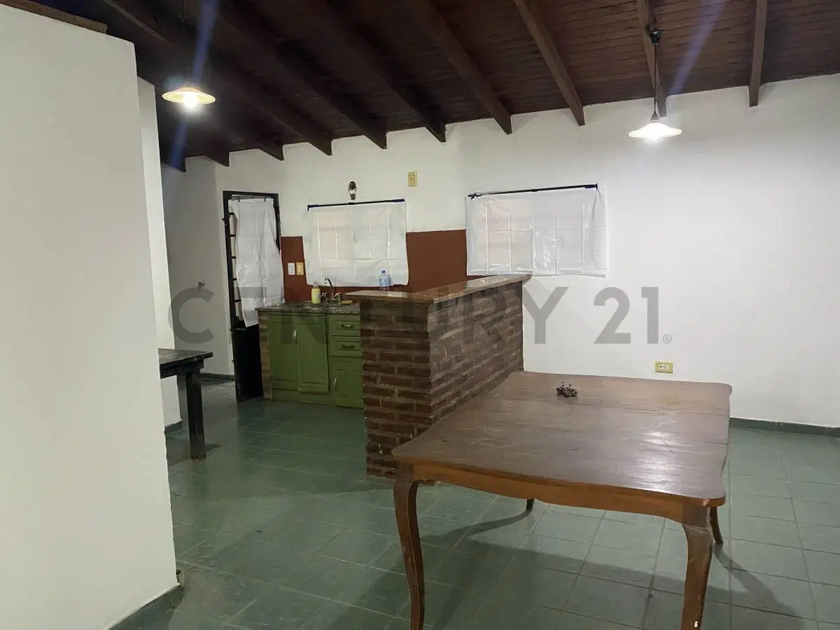 136 Y 440 - CASA EN VENTA DE  2 DORMITORIOS Y PARQUE 4