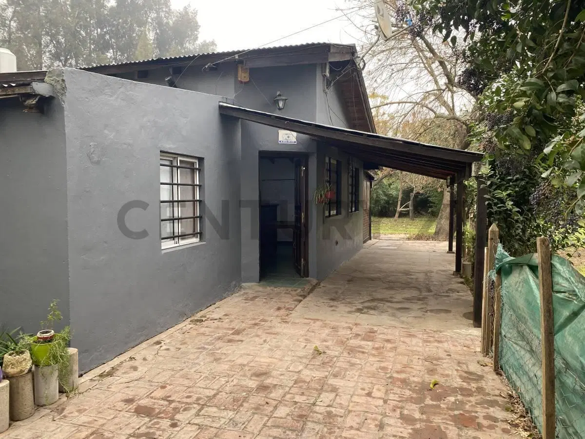 136 Y 440 - CASA EN VENTA DE  2 DORMITORIOS Y PARQUE 3