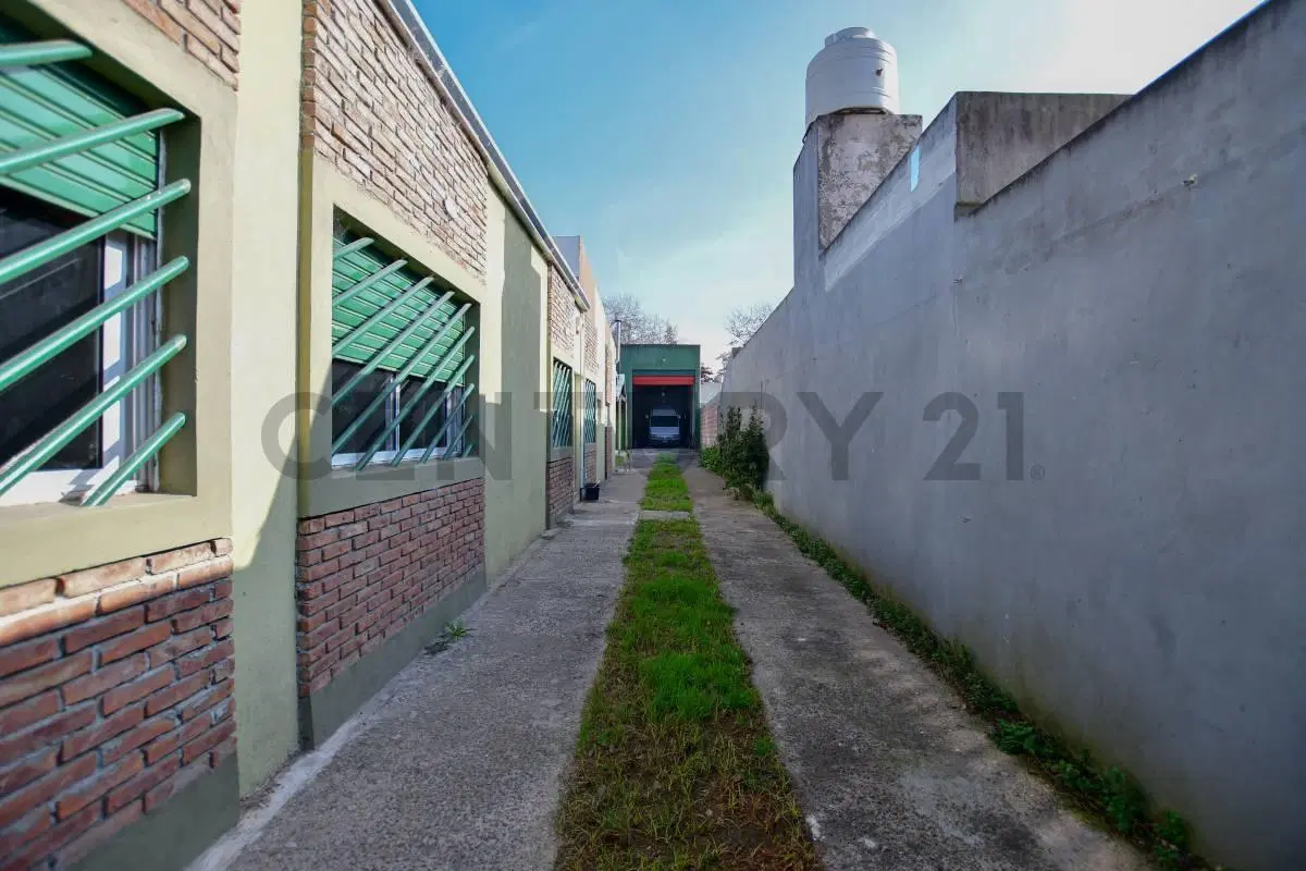 46 y 158 - Casa en venta de 2 dormitorios y Galpón de 130m2 - Lisandro Olmos 4
